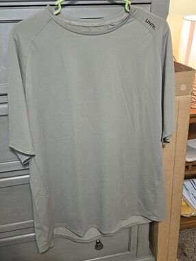 UNRL Men's Short-Sleeve Performance Tee in Light Gray